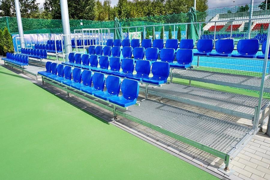 tenisový kurt - moderná tribúna - pohodlné plastové sedačky
