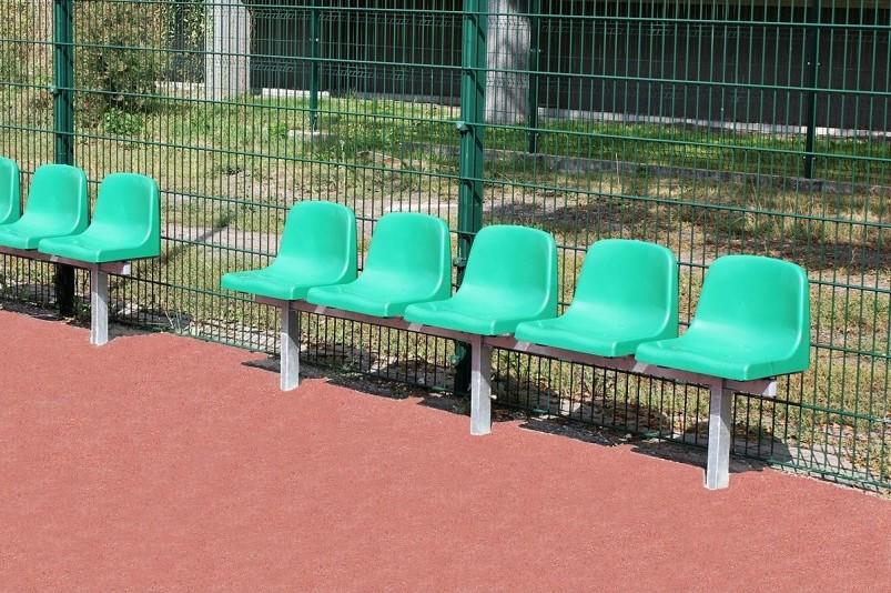 lavičky a plastove sedacky na stadion