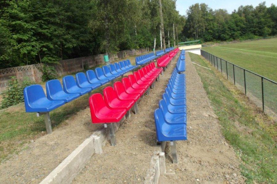 výroba oceľových konštrukcií a plastových sedadiel pre športové zariadenia
