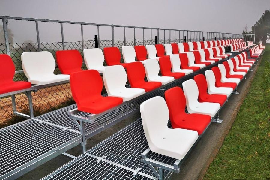 štadiónové stoličky typu WO-07 - namontované na futbalovej tribúne