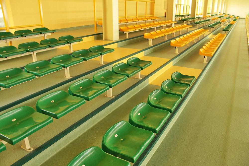plastové sedačky do športovej haly - bez operadla - kovová konštrukcia na státie