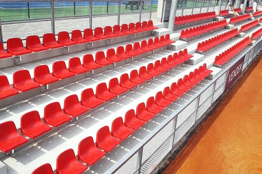 červené sedadlá na tribúnach - tribúny tenisových kurtov