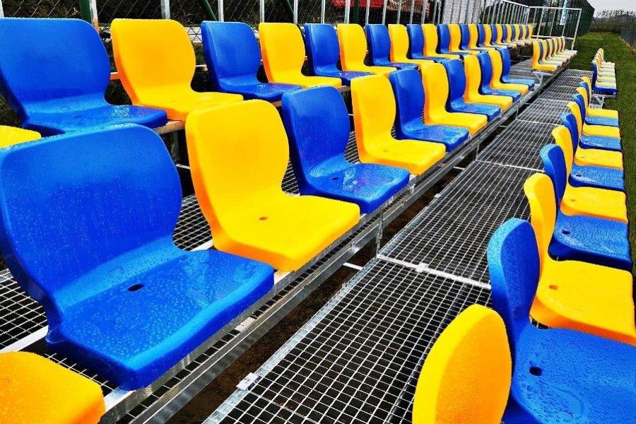 modré a žlté tribúnové sedadlá - vysoké operadlo 36 cm
