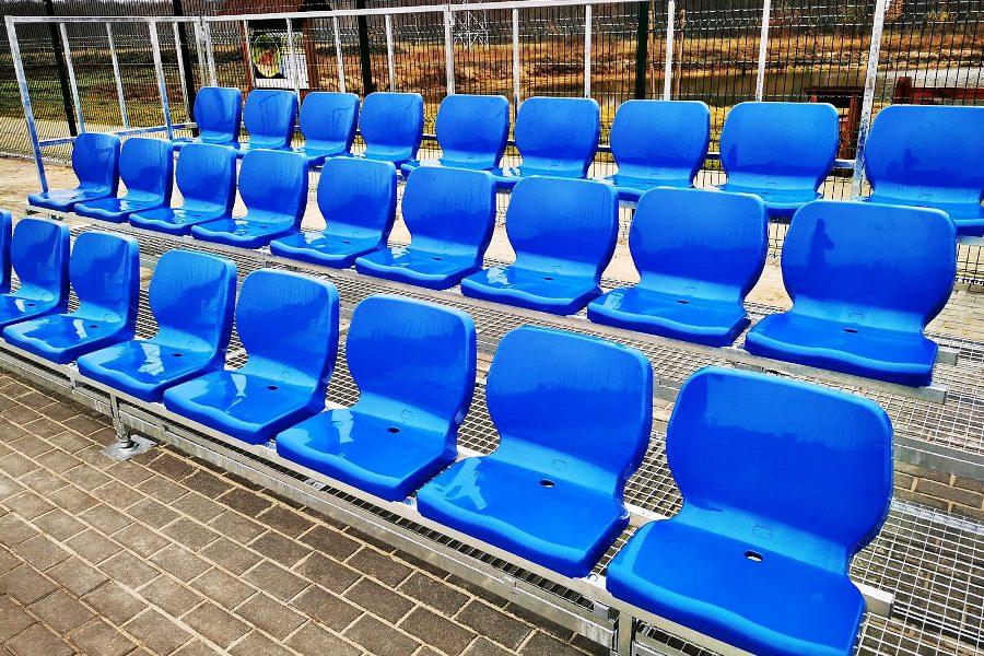 sedadla na tribuny - operadlo 36 cm - zariadenia pre športové ihriská a futbalové štadióny