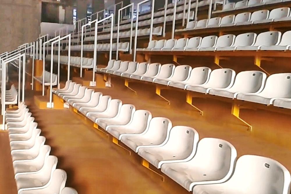 sedačky na tribuny s priemernou výškou operadla 25 cm na konštrukcii závesnej športovej tribúny