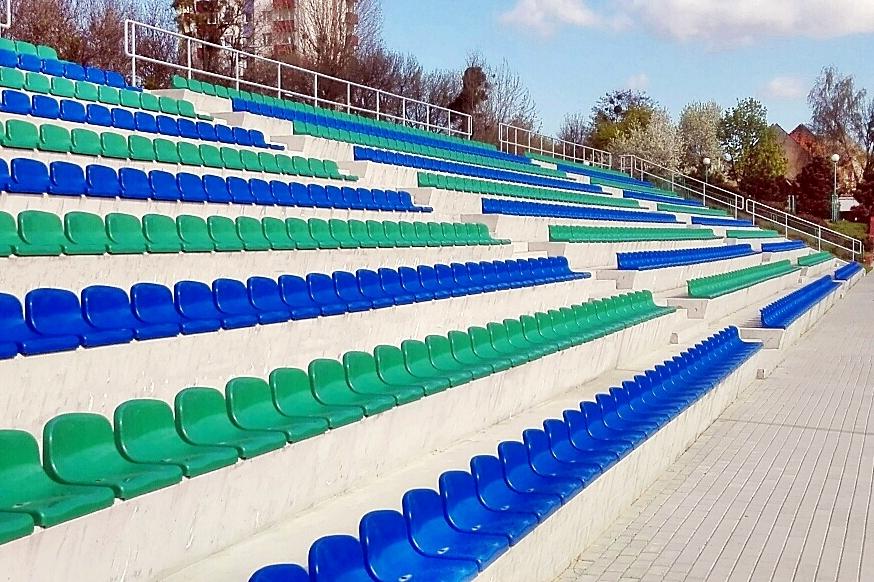 betónové tribuny a  sedacky na stadion   