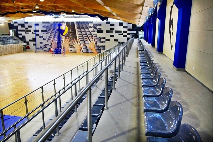 školská športová hala - tribúny pre divákov - sedačky na tribuny  