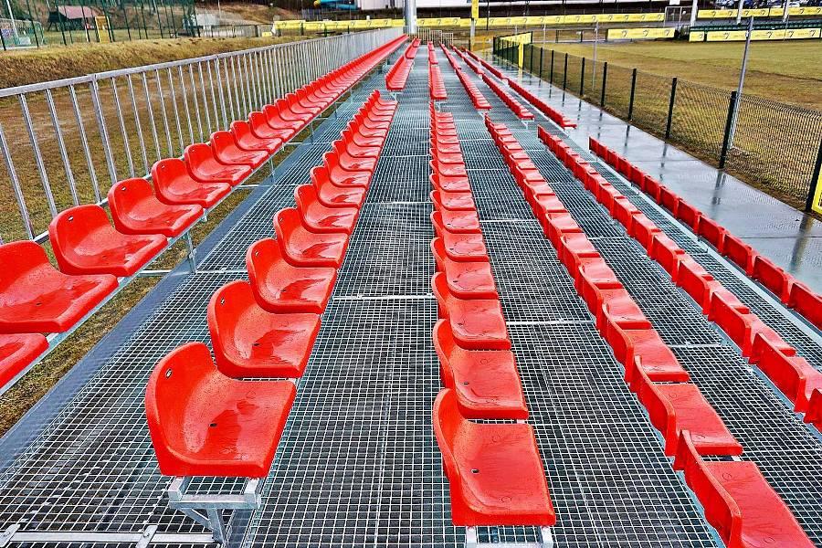 oceľová tribúna so 6 radmi - červená sedačky na tribuny  