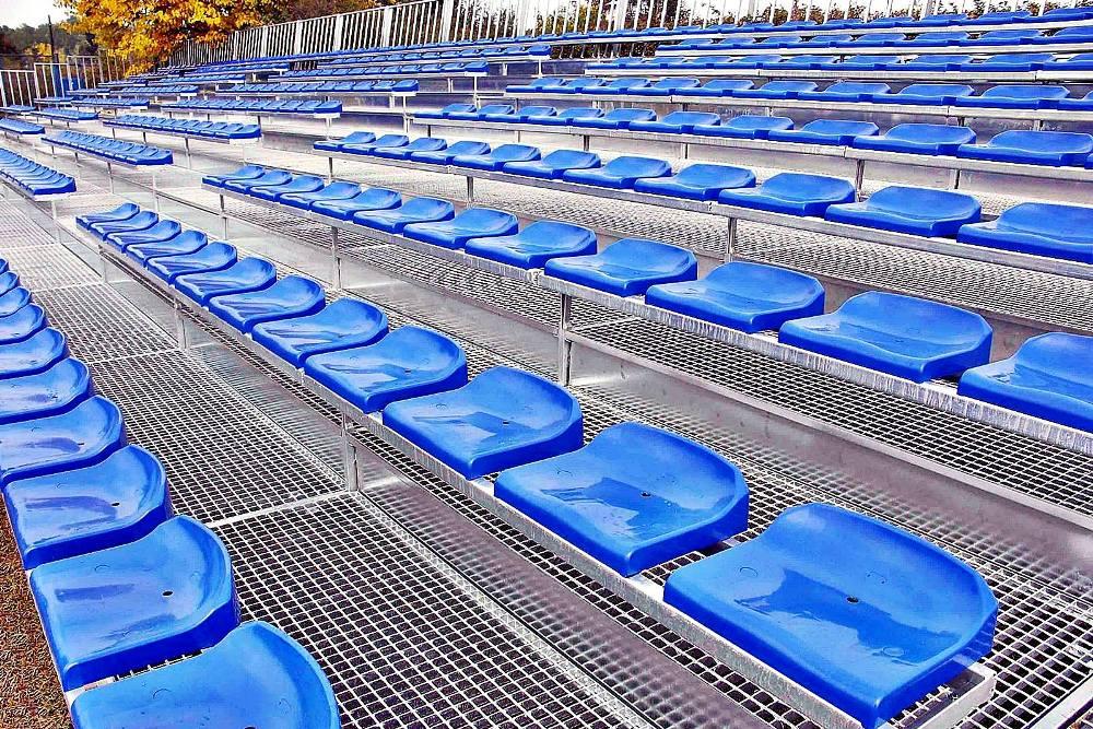 konštrukčne veľmi odolné nízke stoličky na kovové štadiónové tribúny
