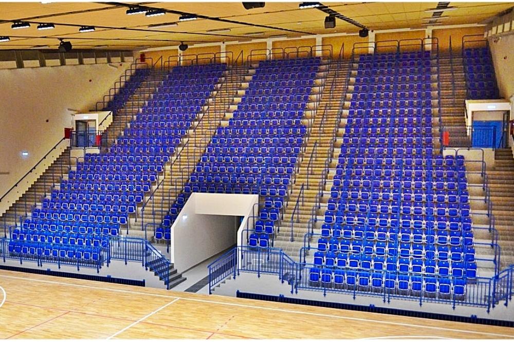 basketbalová športová hala so skladacími stoličkami