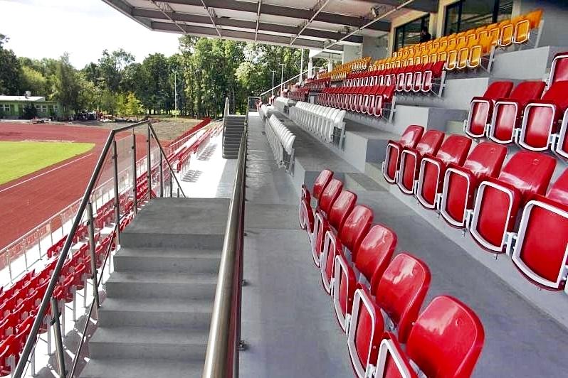 Sklopne plastové sedačky na tribuny prostar