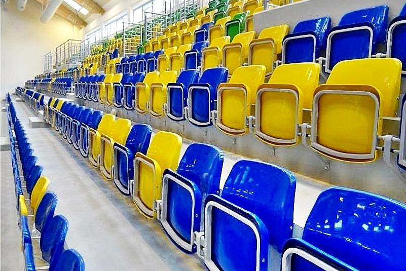 modré a žlté stoličky so zdvíhacím sedadlom v športovej hale