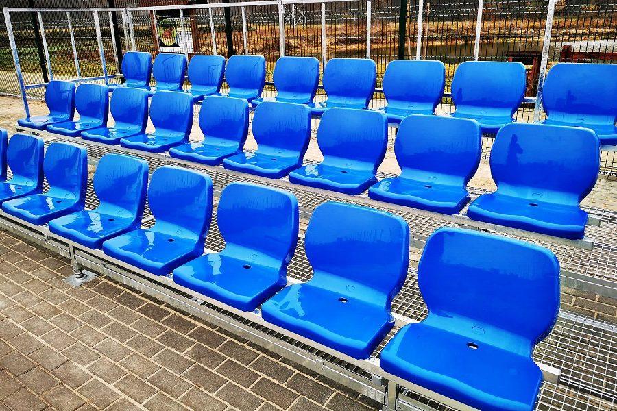tribúna na tenisovom kurte - modré stoličky s vysokým operadlom model WO-07