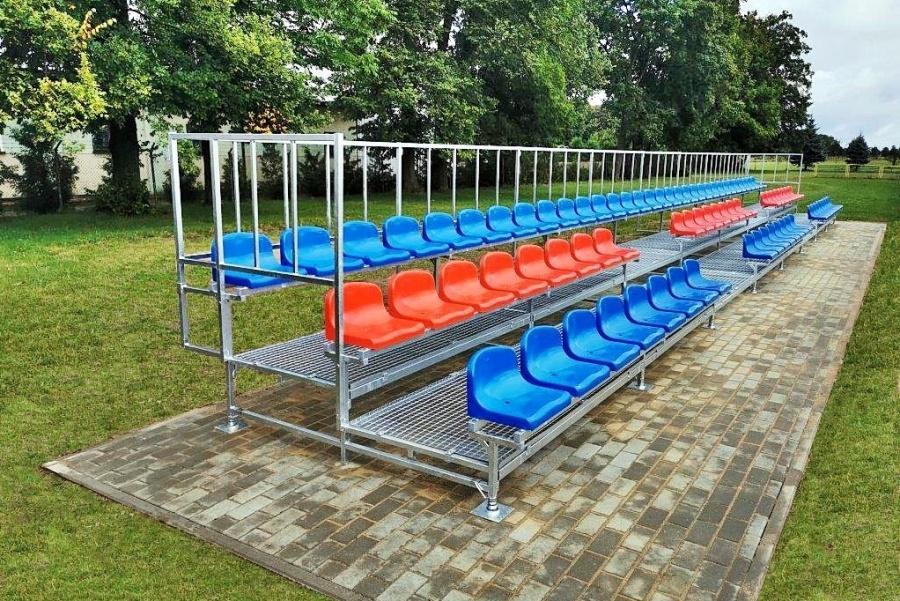 dlhá trojradová futbalová tribúna - sedadlá typu SO-05 - dve farby ProStar