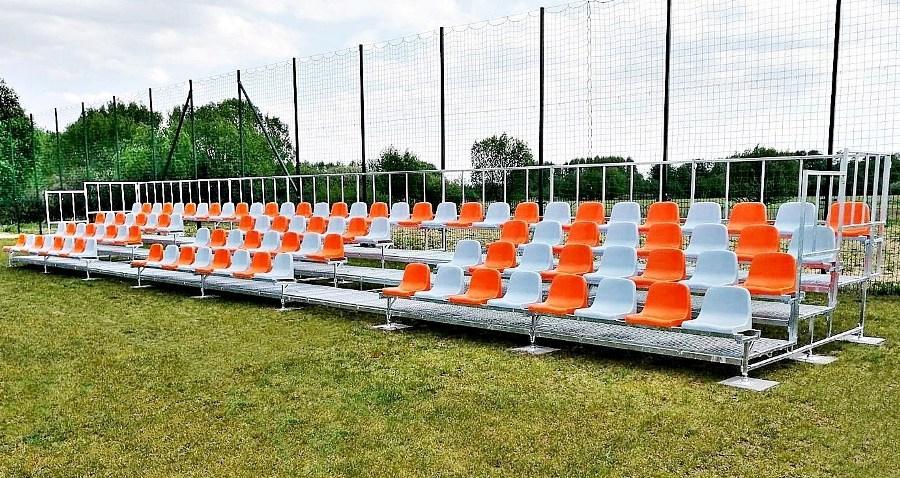 tribuny pre stadiony-  biele a oranžové štadiónové sedadlá