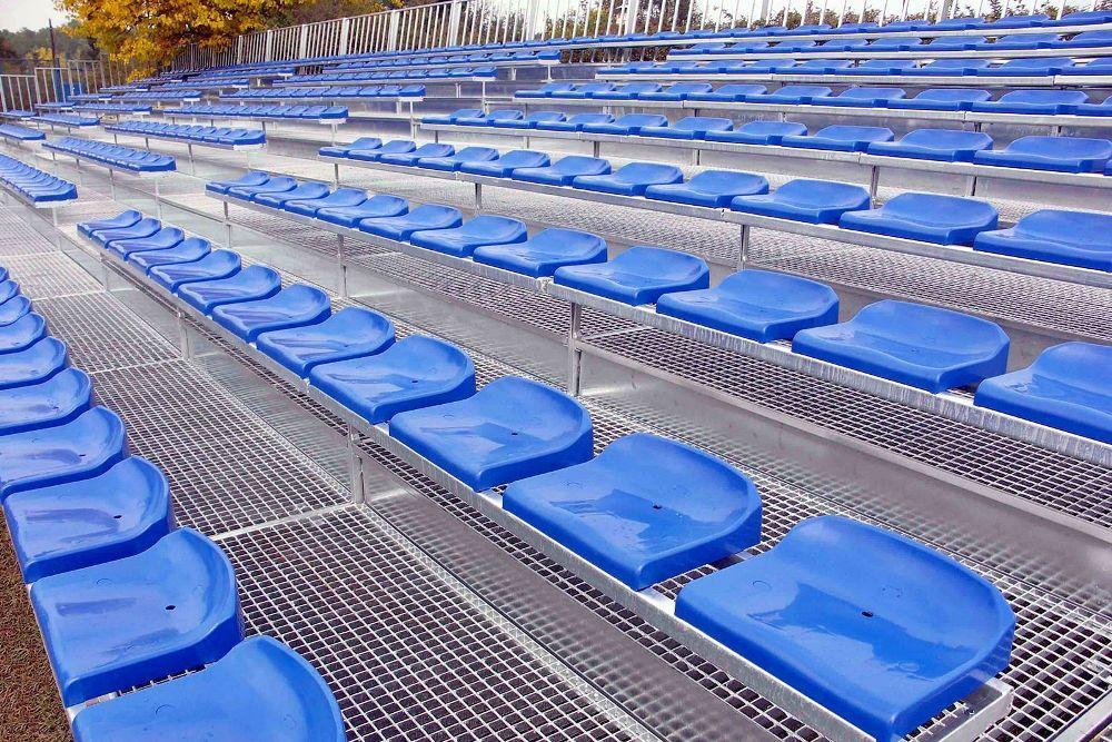 tribúny na štadióne - s veľmi odolnými sedadlami priamo od výrobcu